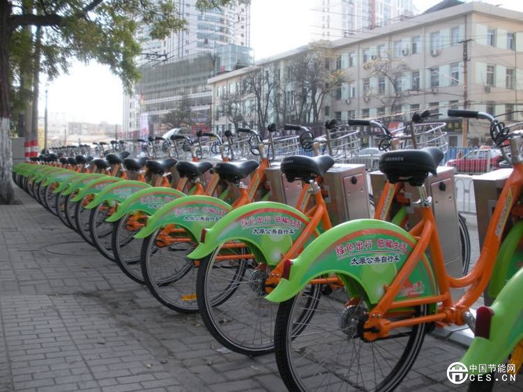 節(jié)能低碳綠色出行 公共自行車助力百人騎行宣傳環(huán)保