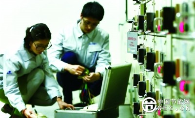 工作人員正在進(jìn)行能源審計