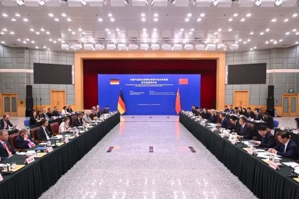 國家發(fā)展改革委主任鄭柵潔同德國聯(lián)邦副總理哈貝克舉行中德氣候變化和綠色轉(zhuǎn)型對(duì)話合作機(jī)制首次高級(jí)別對(duì)話