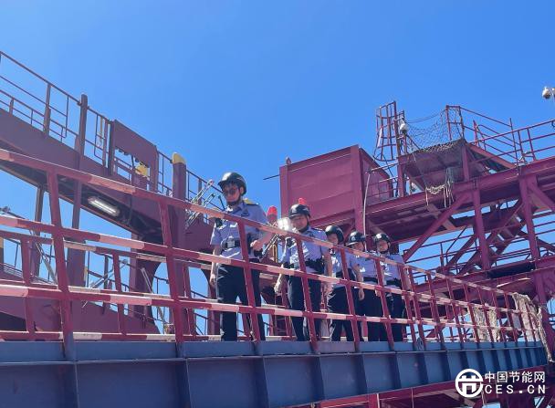 國產(chǎn)新一代綠色節(jié)能環(huán)保型集裝箱船外高橋口岸完成查驗手續(xù)