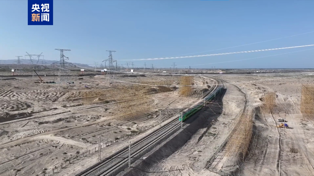 新疆首條跨沙漠鐵路750千伏超高壓輸變電工程全線貫通