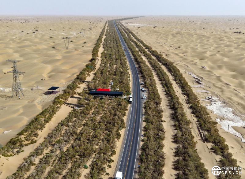 陽光“養(yǎng)綠”首條零碳沙漠公路