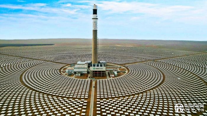 戈壁上的“金色之塔”:一座光熱電站如何喚醒沉睡的荒漠 戈壁上的“金色之塔”:一座光熱電站如何喚醒沉睡的荒漠