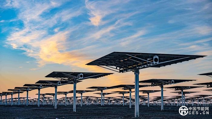 戈壁上的“金色之塔”:一座光熱電站如何喚醒沉睡的荒漠 戈壁上的“金色之塔”:一座光熱電站如何喚醒沉睡的荒漠