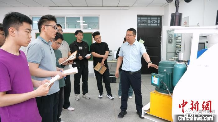 甘肅高校技術破壁 新能源電力裝備加持“透視眼” 甘肅高校技術破壁 新能源電力裝備加持“透視眼”