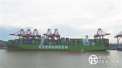 全球首次船對船液態(tài)二氧化碳接卸完成 全球首次船對船液態(tài)二氧化碳接卸完成