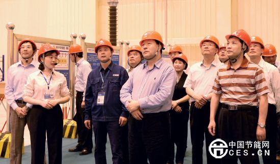 p21 2014 年5 月，劉振亞視察浙江金華特高壓換流站