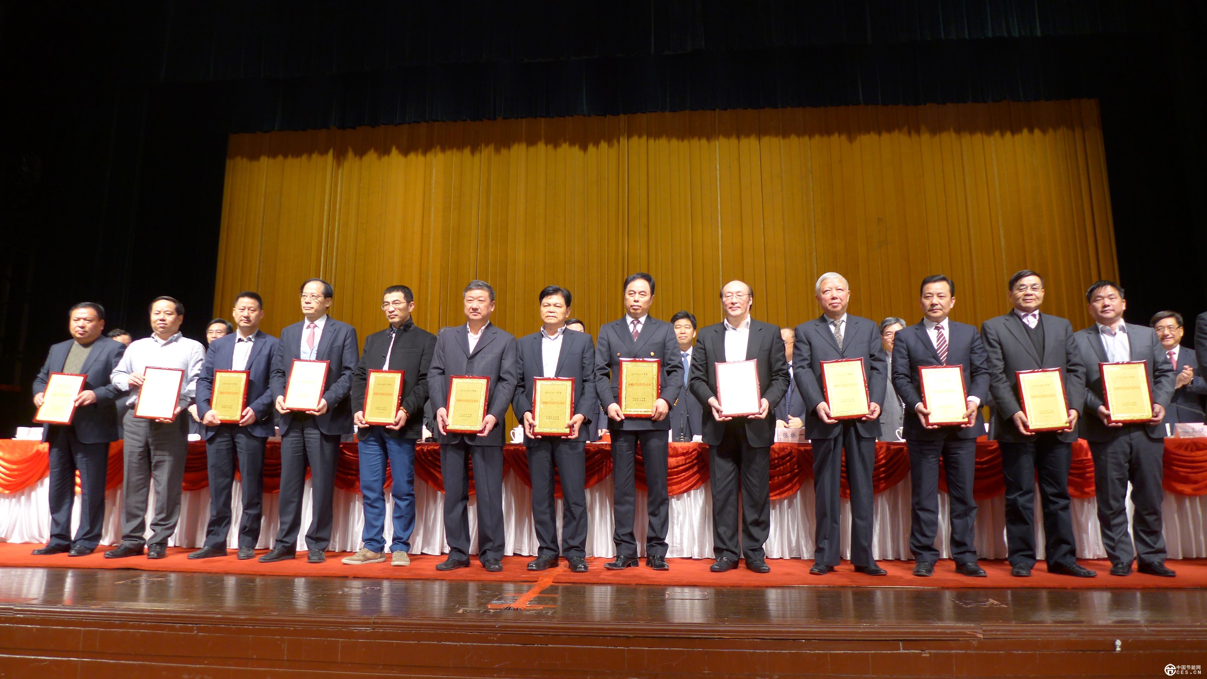 亨通集團(tuán)董事長(zhǎng)崔根良榮膺“蘇州市杰出民營(yíng)企業(yè)家”