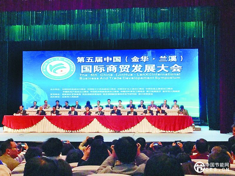 本報訊 “我們原來是一家傳統(tǒng)的紡織企業(yè)，這幾年互聯(lián)網(wǎng)鋪天蓋地的改變了人們的生活方式。這次來就是想通過參加大會論壇，聽聽專家和知名企業(yè)關(guān)于傳統(tǒng)行業(yè)與互聯(lián)網(wǎng)結(jié)合的建議，看看對我自己的公司有沒有幫助?！眮喬徔椨邢薰镜狞S姓負責人說。