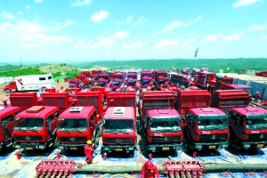 陜西延長石油陸相頁巖氣水平井壓裂施工現(xiàn)場。（李華棟 攝）