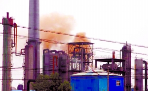 焦化企業(yè)廠區(qū)上方飄出的滾滾黃煙