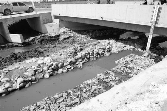 太榆退水渠最后的連接渠道合龍工程