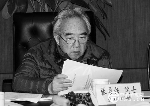 中國工程院院士、華中科技大學(xué)教授張勇傳擔(dān)任此次鑒定委員會主任。