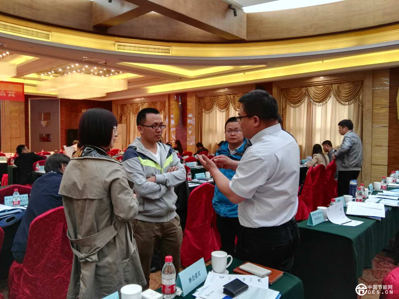 與會人員向王清池部長咨詢循環(huán)冷卻水精細化控制系統(tǒng)