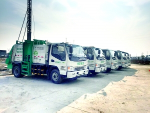 每天有處置車(chē)(如圖)上門(mén)收取餐廚廢棄物