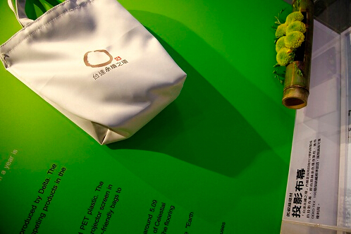 投影幕布展后裁切制成環(huán)保袋