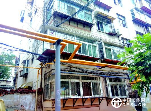 今夏,玉函小區(qū)北區(qū)內(nèi)還有部分樓房沒有進(jìn)行節(jié)能改造,但黃色的供暖管道已安裝完成。資料片