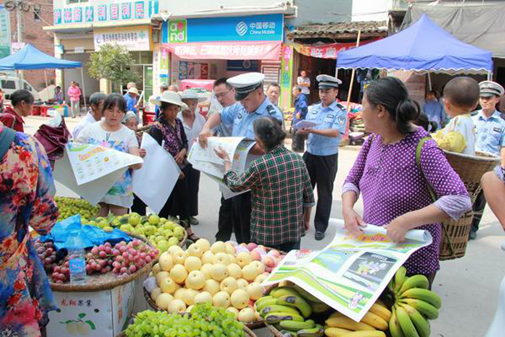 石柱交巡警開展夏季交通安全宣傳“進(jìn)農(nóng)村”活動