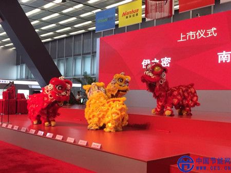 上市儀式現場的舞獅表演