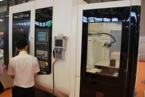 DMG MORI 配備CELOS數(shù)控系統(tǒng)，并融合了機(jī)器人技術(shù)的MILLTAP 700高效鉆銑加工中心，為工業(yè)4.0背景下的智能制造樹立了新的標(biāo)桿