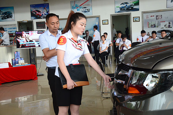 銷售顧問需要與評(píng)委模擬的客戶進(jìn)行情景演練，完成整個(gè)接待流程