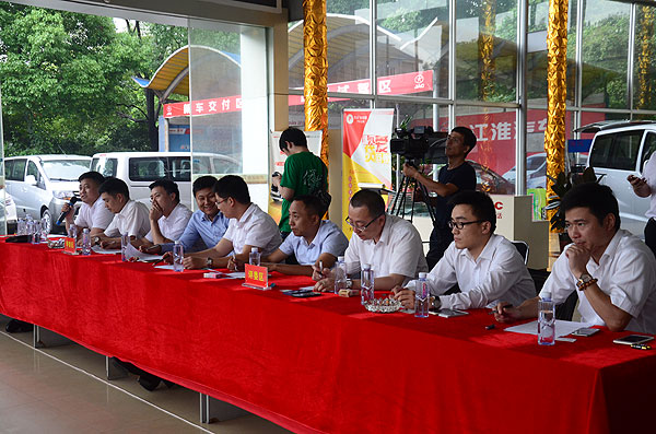 評(píng)委們正在給選手打分