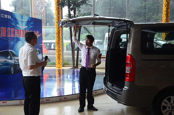 銷售顧問需要施展渾身解數(shù)來說服客戶，同時(shí)還要注意在規(guī)定時(shí)間內(nèi)完成整個(gè)流程