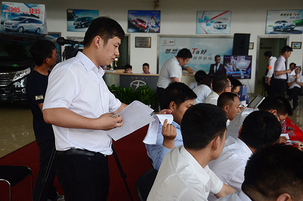 評(píng)委們打分之后由工作人員收集統(tǒng)計(jì)