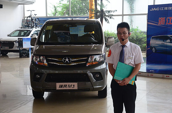 除了情景演練，評(píng)委們還會(huì)向銷售顧問進(jìn)行有針對(duì)的提問