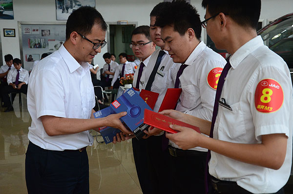 現(xiàn)場(chǎng)頒獎(jiǎng)