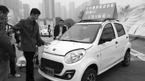 日前在駐馬店舉行的中部新能源汽車博覽會暨高峰論壇上，正在展示的電動汽車