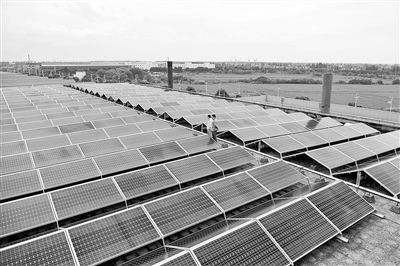 近日，崇明島內(nèi)最大功率光伏發(fā)電項(xiàng)目上海永利1600千瓦分布式光伏電站落成投運(yùn)，為崇明“生態(tài)+”發(fā)展理念探索新能源產(chǎn)業(yè)提供了示范。截至2015年10月，崇明本島共有各類(lèi)分布式光伏發(fā)電客戶(hù)72戶(hù)，總并網(wǎng)容量達(dá)2443千瓦，分布式光伏發(fā)電正呈現(xiàn)穩(wěn)步增長(zhǎng)態(tài)勢(shì)。