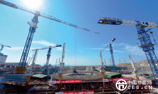 P46 2015 年6 月16 日，中國自主三代核電技術(shù)“華龍一號”示范工程——中核集團(tuán)福清核電5 號機(jī)組施工現(xiàn)場。新華社