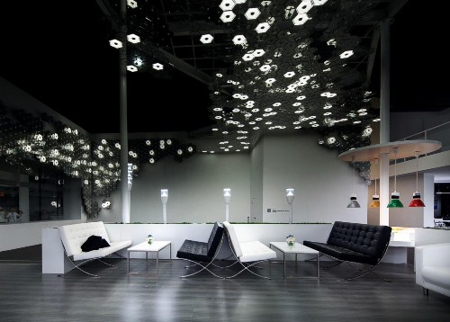 歐普照明中國區(qū)CEO丁龍進一步表示，目前行業(yè)所謂的“轉型”，只是表面上“產(chǎn)品的升級”，尚未深入到企業(yè)的“基因”中去，“所以，企業(yè)要實現(xiàn)轉型，必先要實現(xiàn)