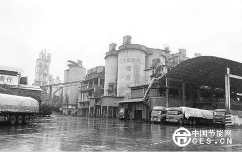 金華市南方水泥廠廠區(qū)，廠方為了降塵不斷往路面進行灑水