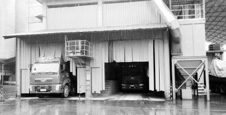 水泥企業(yè)建設(shè)過水池后，運輸車輛進出廠區(qū)必須經(jīng)過沖水洗滌