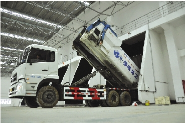 2月19日上午，一輛全封閉垃圾收集車將生活垃圾從東部垃圾處理中心下料平臺倒入垃圾庫。