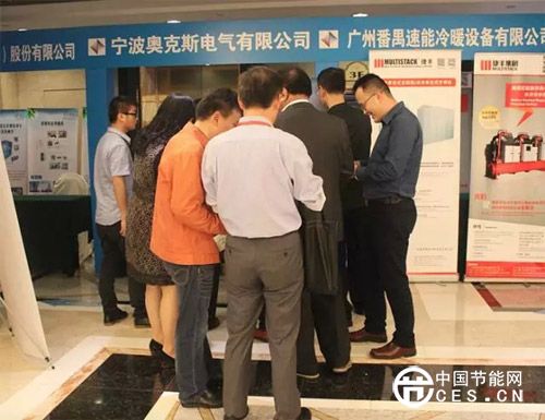 嘉賓們?cè)趭W克斯中央空調(diào)展臺(tái)前參加搶紅包活動(dòng)