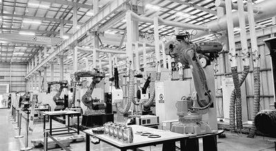 廣東佛山市順德利迅達(dá)生產(chǎn)的能自動(dòng)化拋光打磨水壺的機(jī)器人。