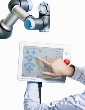 UR機器人具有直觀的用戶編程界面，通過點擊觸摸板上的箭頭即可控制機器人移動方向