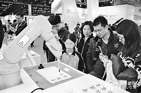 猶如“書法家”的工業(yè)噴涂智能機器人 