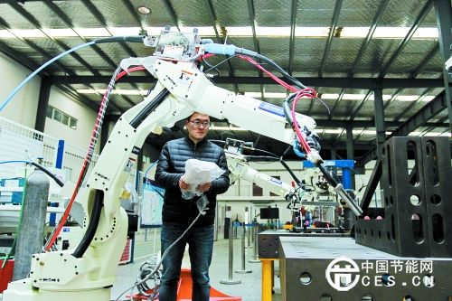 技術(shù)人員向記者演示工業(yè)機(jī)器人是如何進(jìn)行工作的