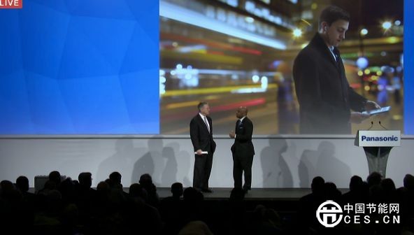 圖：松下北美分部首席執(zhí)行官約瑟夫·泰勒(Joseph Taylor)和丹佛市長邁克爾·漢考克在CES 2016上討論一個新的智慧城市項目