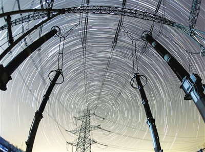 在國(guó)網(wǎng)安徽淮北供電公司智能變電站拍攝的星軌中的電網(wǎng)設(shè)備。中新社發(fā)